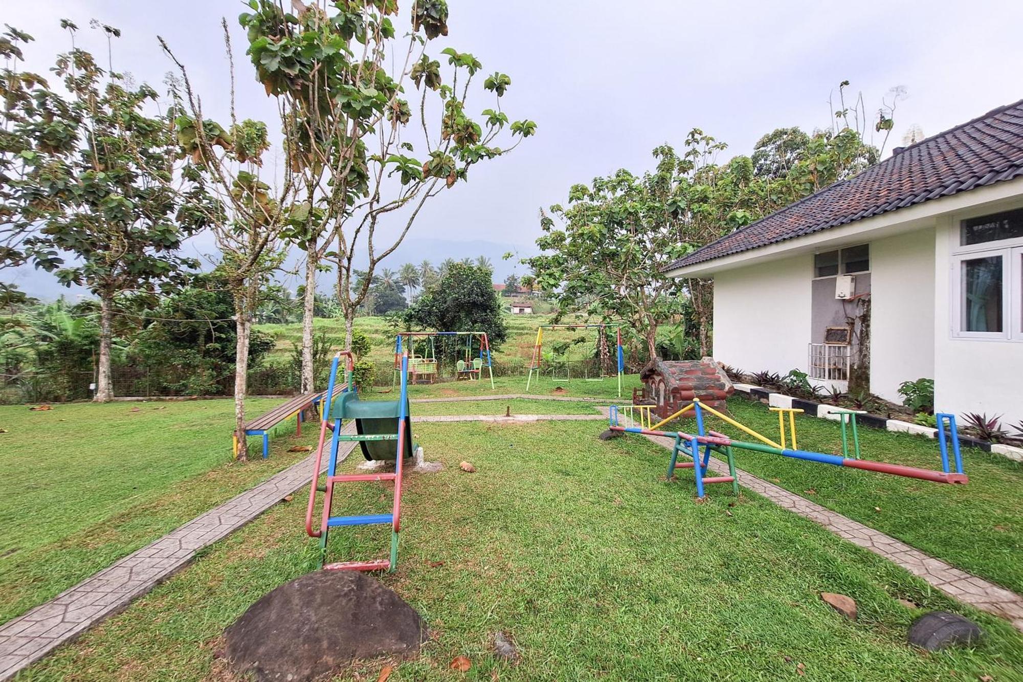 Reddoorz Resort At Tridaya Cisarua Puncak Exterior photo